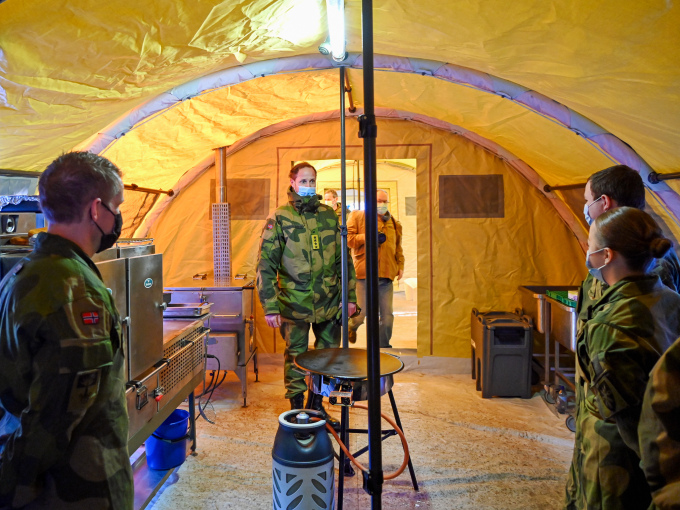 Kronprins Haakon fikk forklart hvordan et moderne feltkjøkken kan sørge for mat til flere hundre soldater i felt. Foto: Sven Gj. Gjeruldsen, Det kongelige hoff